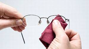 Cara Merawat dan Membersihkan Lensa Kacamata Minus Dengan Benar
