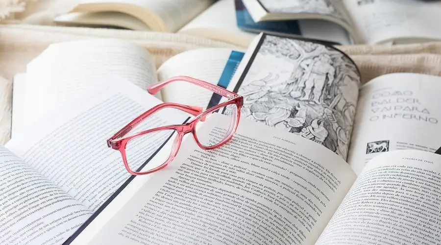 perbedaan buku teks dan buku referensi