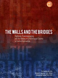 Buku The Walls and the Bridges Diglossia, Translanguaging, and the Making of a Multilingual Society in Central Kalimantan