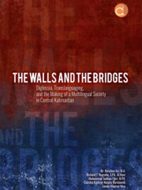 Buku The Walls and the Bridges Diglossia, Translanguaging, and the Making of a Multilingual Society in Central Kalimantan